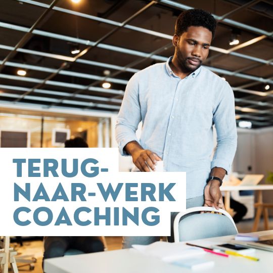Man keert terug naar zijn bureau
